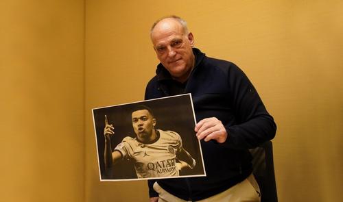 Javier Tebas, presidente de La Liga de España, con una fotografía de Kylian Mbappé. (Foto: Olé)