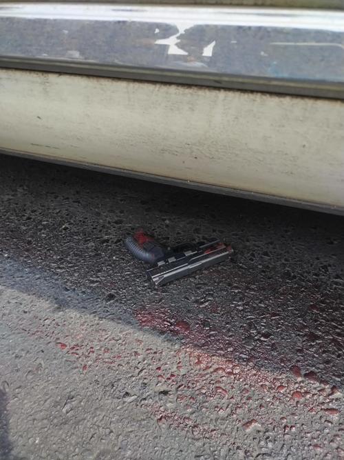 Localizan un arma de fuego debajo de un vehículo en la calzada Roosevelt. (Foto: redes sociales)