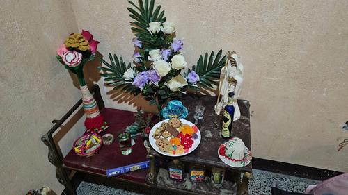 Este es el altar que fue encontrado durante las diligencias de allanamiento por el caso de Farruko Pop. (Foto: MP)