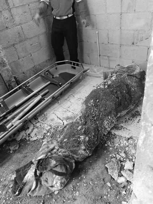  El cuerpo de Farruko fue localizado en vuelto en sábanas, enterrado en una casa abandonada.  (Foto: Bomberos Municipales)