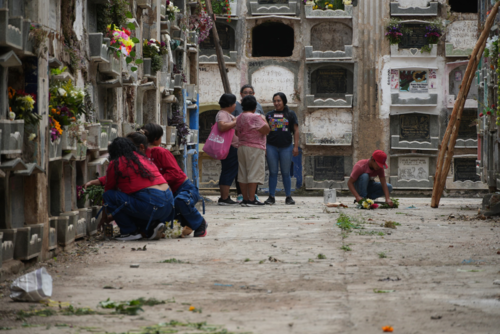 Los familiares de los fallecidos dedican el 1 de noviembre a visitar los cementerios donde han sido sepultados (Foto: Soy502/Wilder López)