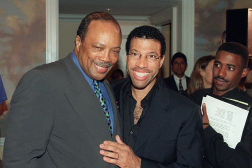 Quincy Jones junto Lionel Richie en 1998. (Foto: AFP)