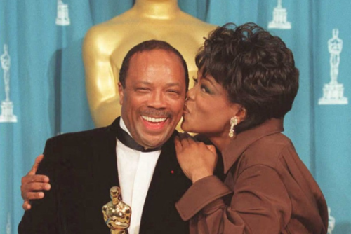 Oprah Winfrey besa junto Quincy Jones el 28 de marzo de 1995 después de recibir el Premio Jean Hersholt en la 67ª edición de los Premios de la Academia. (Foto: AFP)