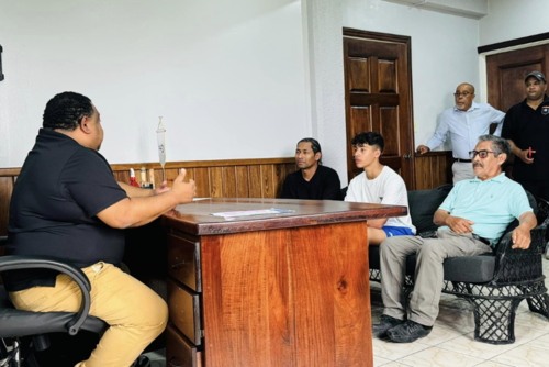 Lucas junto a sus familiares en la reunión con Sergio Chuc. (Foto: Football Federation of Belize - FFB)