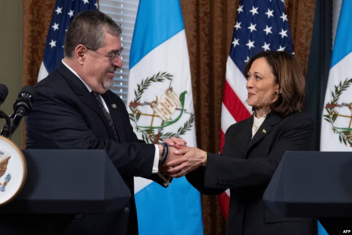 El presidente de Guatemala, Bernardo Arévalo, y la vicepresidenta de Estados Unidos, Kamala Harris, se saludan antes de su reunión bilateral en la Casa Blanca. (Foto: AFP)