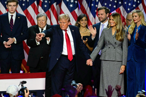 Donald Trump saluda a sus seguidores tras su discurso en un evento electoral en el Centro de Convenciones de West Palm Beach. (Foto: AFP)