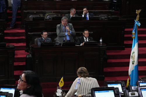 El ministro Francisco Jiménez dio respuesta a 40 preguntas durante su interpelación. (Foto: Wilder López/Soy502)