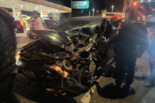 Así quedo el vehículo que provoco el incidente. (Foto: Bomberos Municipales de Chinautla)