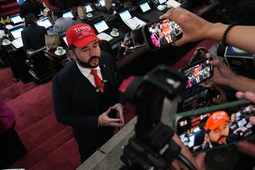 El diputado Héctor Aldana quiso mostrar su apoyo a Donald Trump, desde el Congreso de Guatemala. (Foto: Wilder López/Soy502)