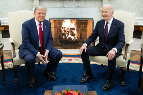 Donald Trump junto a Joe Biden, actual presidente de los EE.UU, en el Despacho Oval. (Foto: AFP)