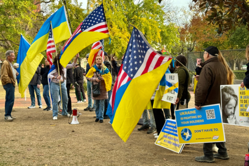 Activistas pro-ucranianos se manifiestan frente a la Casa Blanca en Washington, DC, el 17 de noviembre de 2024. (Foto: AFP)