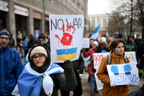 Marcha para conmemorar los 1000 días de la invasión rusa de Ucrania en Varsovia. (Foto: AFO)
