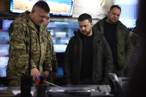 El presidente de Ucrania, Volodymyr Zelensky, visitando la 25ª Brigada Aerotransportada Separada en Pokrovsk, región de Donetsk, en medio de la invasión rusa de Ucrania. (Foto: AFP)