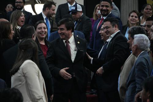 Diputados oficialistas saludaron al presidente de la CSJ, a su ingreso al hemiciclo parlamentario. (Foto: Wilder López/Soy502)