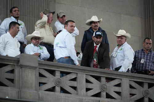 Tres Kiebres se acercó a conversar con representantes de los ganaderos, quienes llegaron al Congreso para promover la ley. (Foto: Wilder López/Soy502)