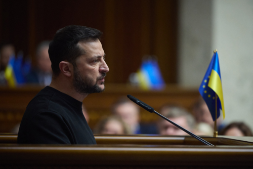 Presidente de Ucrania, Volodymyr Zelensky, se dirige a los miembros del parlamento ucraniano en Kiev. (Foto: AFP)