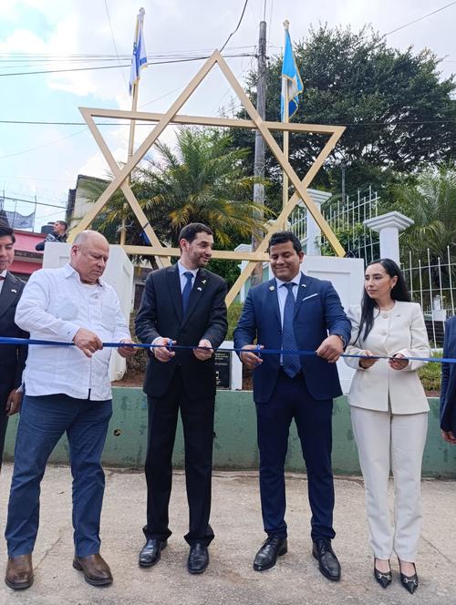 Autoridades municipales y de la Embajada de Israel inauguraron la avenida Israel en Barberena en Santa Rosa. (Foto: Byron Mazariegos/Nuestro Diario)