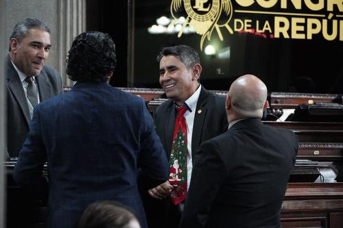 Los protagonistas del nuevo reto de box de Tres Kiebres estuvieron conversando antes de la sesión plenaria. (Foto: Wilder López/Soy502)