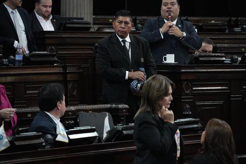 Así les entregaron la botella de licor a los diputados. (Foto: Wilder López/Soy502)