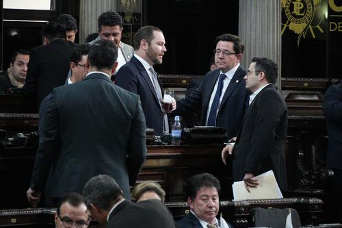 El diputado Samuel Pérez conversó con varios de sus colegas momentos previos a la aprobación del Decreto 34-2024. (Foto: Wilder López/Soy502)