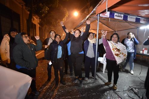 Así recibieron la noticia del aumento a su sueldo los salubristas que permanecían afuera del Congreso. (Foto: Organismo Legislativo)