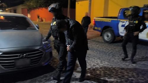 El trabajador del MP fue trasladado hacia el juzgado de turno de Antigua Guatemala. (Foto: PNC)