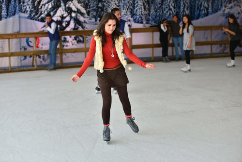 La pista de hielo es uno de los principales atractivos de este festival en Mixco. 