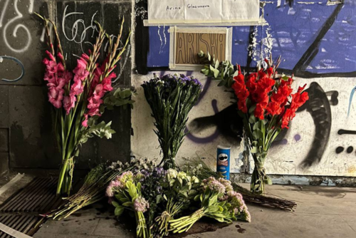 En la entrada del metro fueron dejadas ofrendas de flores (Foto: Milenio)