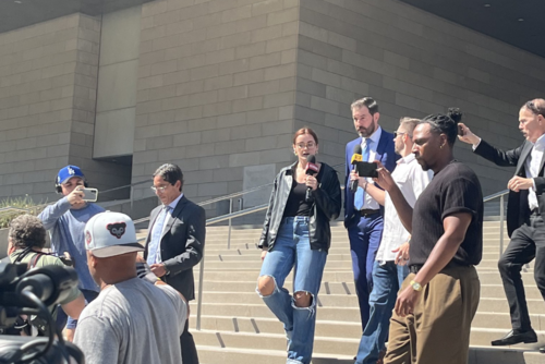 El abogado del Dr. Chávez ayer, saliendo de la audiencia (Captura de pantalla: Rachel Scharf)