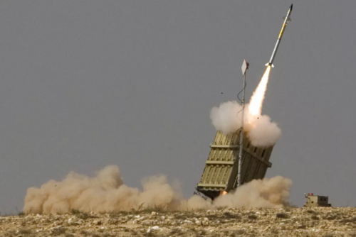 La mayoría de los proyectiles fueron interceptados por el sistema de defensa aérea de Israel (Foto: AFP)