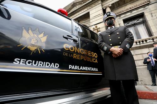 Cuando se entregaron las autopatrullas, también se presentó un nuevo uniforme para la Guardia Parlamentaria. (Foto: Archivo/Soy502)