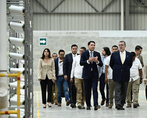 Recorrido del presidente Bernardo Arévalo y Daniel Rustrián, alcalde de Fraijanes, en las instalaciones de la planta. (Foto: SCSPR/Soy502)