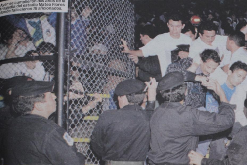 El estadio rebasó su capacidad para albergar 48.000 aficionados -60.000 aficionados ese día- (Foto: Archivo/Hemeroteca Nacional Prensa Libre)