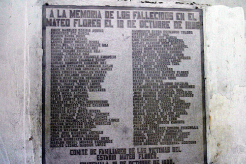 Placa colocada en memoria de los fallecidos (Foto: Prensa Libre)