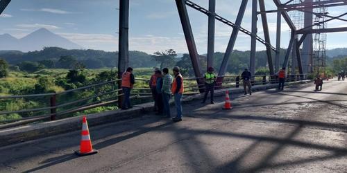 Personal de Caminos y la Conred evaluaron las condiciones del puente Nahualate. (Foto: CIV)