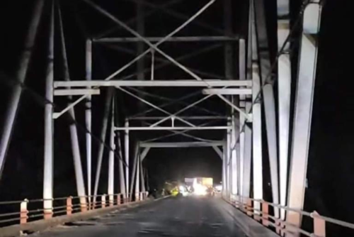 La noche del 22 de octubre se reportaron daños a la estructura en la estructura del puente. (Foto: Stereo 100)