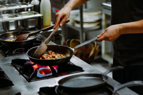 La OMS advierte sobre posibles sustancias cancerígenas en utensilios de cocina y productos cotidianos