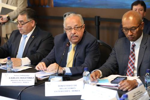 El canciller Carlos Martínez (al centro) está a la espera de ser interpelado por varios diputados. (Foto: Congreso)