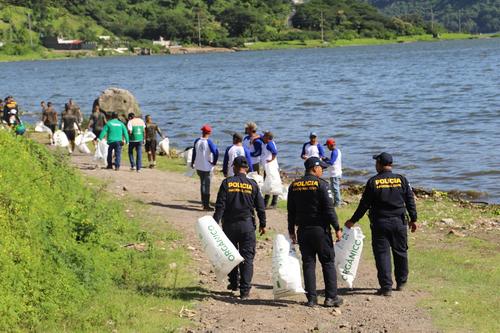 Las labores de limpieza se efectúan con la participación de varios sectores en 32 puntos del lago. (Foto: AMSA/Soy502)