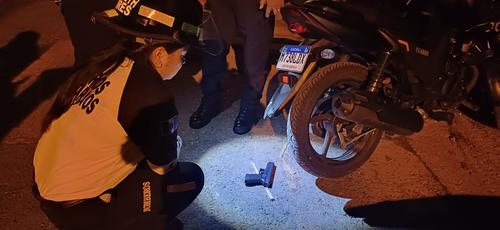 Una pistola y una motocicleta quedaron cerca del lugar donde murió Denis Misael Cuyuch Choc. (Foto: Bomberos Voluntarios)