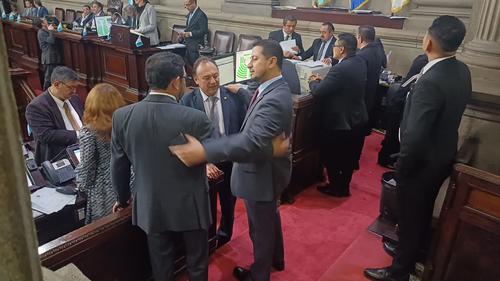 Así fue captado el presidente del Legislativo a su ingreso al hemiciclo parlamentario. (Foto: Karla Gutiérrez/Soy502)