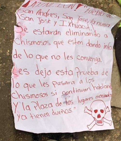 Este es el cartel que fue dejado al lado del cuerpo de una mujer, en el interior de un negocio. (Foto: redes sociales)