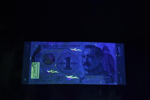 Estas son las fibrillas con efecto ultravioleta que darán seguridad al billete. (Foto Wilder López/Soy502)