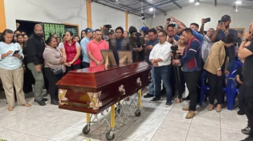 Así fue velado el periodista David Cruz  junto a familiares y amigos (Foto: Captura de pantalla)