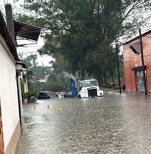 Un vehículo quedó varado entre el agua en la zona 6 del municipio de Villa Nueva. (Foto: redes sociales)