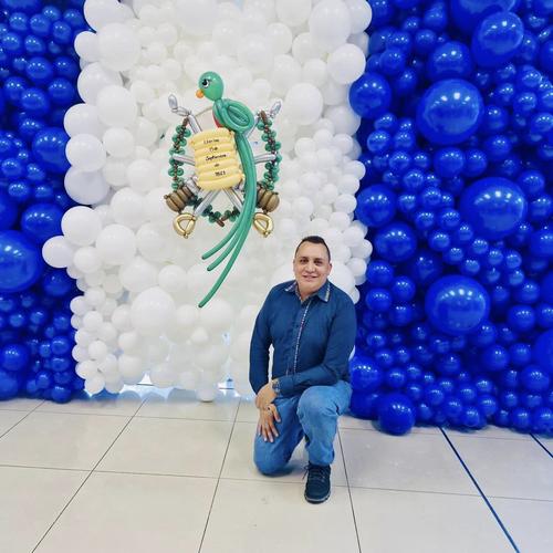 El guatemalteco sorprendió con figuras de globo relacionadas con la Independencia. (Foto: Nery Gómez)