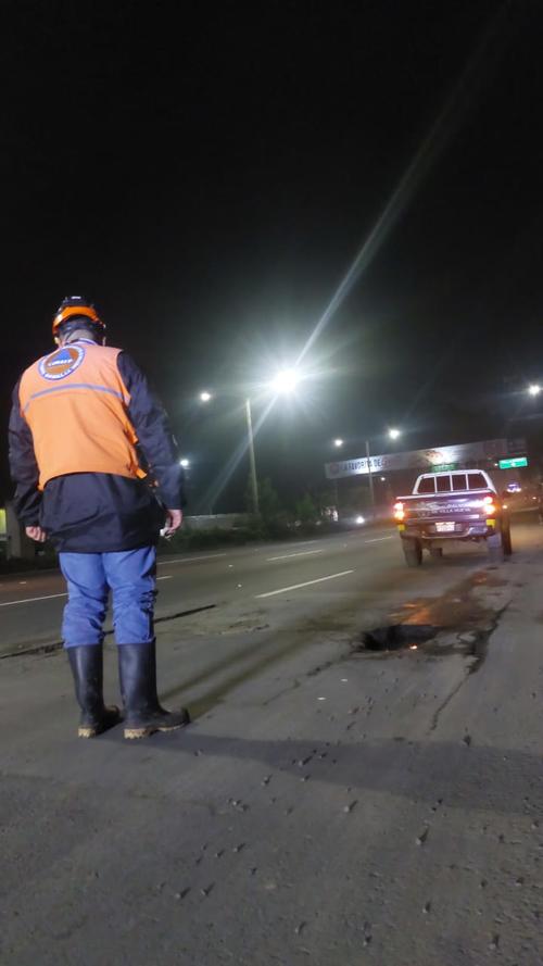 La Conred realizó una inspección y verificó que la carpeta asfáltica ha sufrido daños. (Foto: Conred)