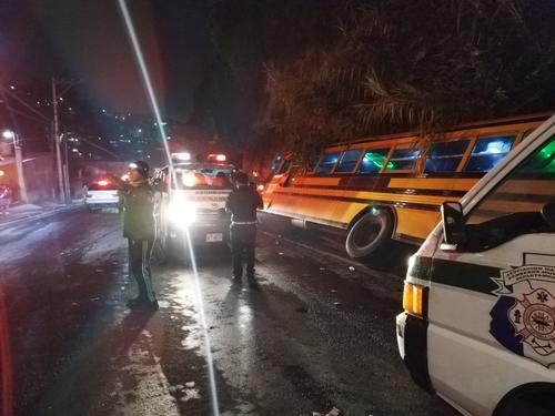 Un autobús con 40 participantes de una antorcha quedó semi volcado en una bajada hacia Villa Nueva. (Foto: Bomberos Municipales Departamentales)