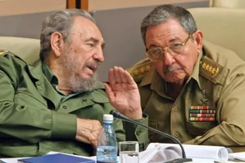 Fidel Castro (izquierda) Raúl Castro (derecha) (Foto: Swissinfo)