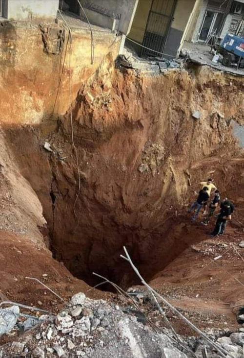 Este sería el agujero provocado por la bomba antibúnkeres en el área en donde se ubicó a Hasán Nasralá. (Foto: Redes sociales/Soy502)